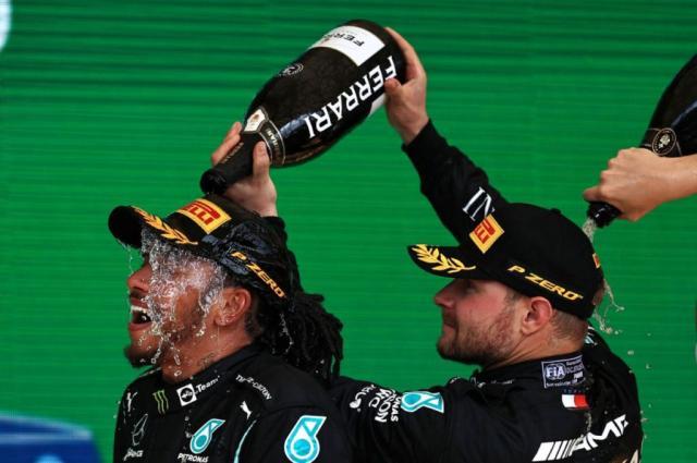 1639241841881042344.jpg bottas-pours-dirnk-on-leiws-1024x680.jpg